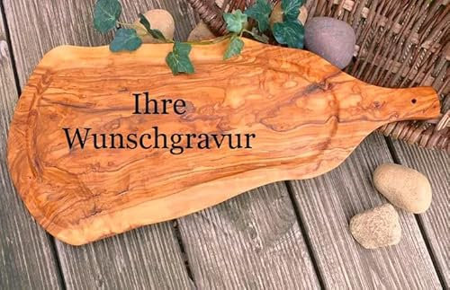 Personalisiertes Servierbrett mit Griff und Saftrille aus Olivenholz, Steakbrett/Tranchierbrett als Geschenk für die Küchenfee, den Hobbykoch, Küchenchef, Chef am Grill, inkl. Wunschgravur (40-44 cm)