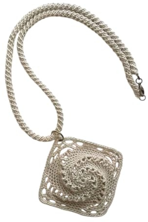 collier au crochet avec pendentif carré en dentelle