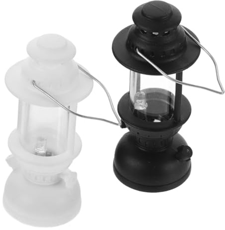 ARTSEWPLY 2 Stück Miniatur Petroleumlampe Retro Stil mit LED Licht Kleine Dekorative Laternen für Puppenhaus Möbel Warmes Licht Vielseitige Miniaturlampe für DIY Bastelornamente und