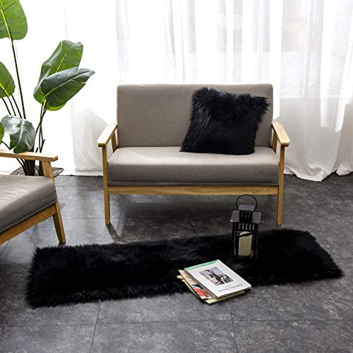 Teppich Wölkchen Lammfell Kunst-Fell-Teppich | Hochflor Deko Schaffell als Flauschiger Bett-Vorleger oder Läufer für Schlafzimmer, Wohnzimmer oder Kinderzimmer | Schwarz - 50x150 cm
