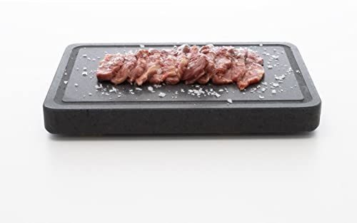 Piedra Volcánica DEKOBE para Asar Carne - Ideal para Barbacoas y Compatible con Horno - Plancha de Piedra para Cocinar Carne como Chuletón o Solomillo - con Surco Antigoteo (30x20x3cm)