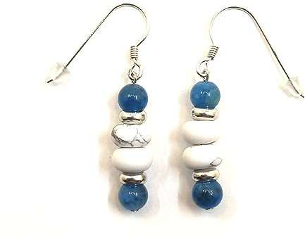 Paire de boucles d’oreilles pendantes avec 2 perles boutons en howlite mate de 8X3 mm, et 2 perles de 6/6,5 mm en pierres. Montage sur crochets américains en argent 925 RHODIE (APATITE BLEUE)