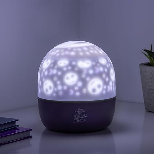 Paladone Nightmare Before Christmas Projektionslicht - Offiziell lizenzierte Projektorlampe mit Sounds und austauschbaren gruseligen Szenen mit Jack Skellington, 4 Lichtmodi, Halloween-Dekorlicht