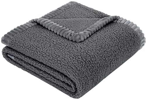 s.Oliver Kuscheldecke 150x200 cm - Kuscheldecke mit Teddyfell grau, angenehm leicht und kuschelweich