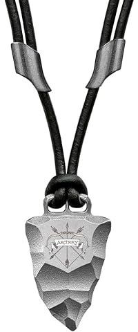 Element of Gods Titan-Anhänger Faustkeil mit Archery Bogenschützen-Motiv – Maskuline Herren-Halskette aus schwarzem Lederband und robustem Titan – Bogenschießen Schmuck & Geschenk für Männer