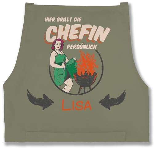 Schürze - Grillschürze Damen Frauen - Hier grillt die Chefin persönlich mit Namen - Witziges Geschenk Grlllzubehör - 85x69 - Sage Grün - grillschürzen für name schürzen
