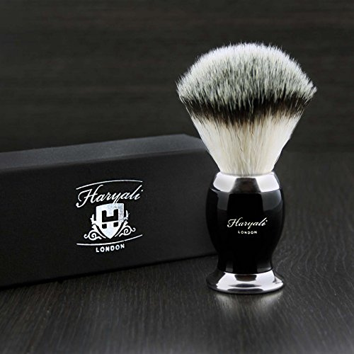 Pennello da barba da uomo con setole sintetiche di tasso e base nera e metallica. Viene fornito in scatola di design