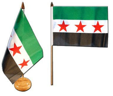 Flaggenfritze Tischflagge Syrien 1932–1963 / Opposition – Freie Syrische Armee 15 x 22 cm, syrische Flagge, reißfestes Polyester, farbintensiver Siebdruck, Fahne mit Holzsockel