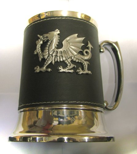 Une Pinte cuir couvert Chope avec badge d'étain dans la boîte de présentation