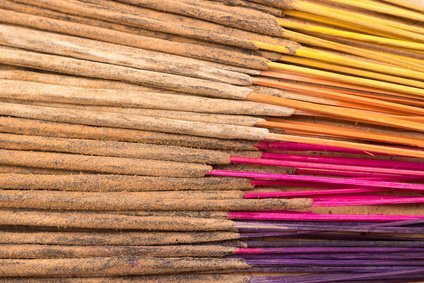 DHYANA - HOCHWERTIGE HANDGEFERTIGTE RÄUCHERSTÄBCHEN ‒ 8 Verschiedene Düfte (96 Stäbchen) (8 Düfte - Set 1)