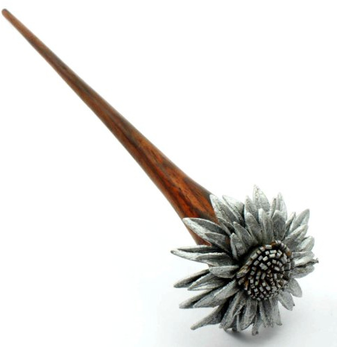 ISLAND PIERCINGS Haarnadel Handarbeit aus Holz mit silberner Blüte aus Leder HN136