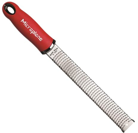 Microplane Grattugia Zester Rosso Ideale per Agrumi, Formaggio a Pasta Dura, Zenzero, Cioccolato e Noce Moscata con Lama Fine - Made in USA