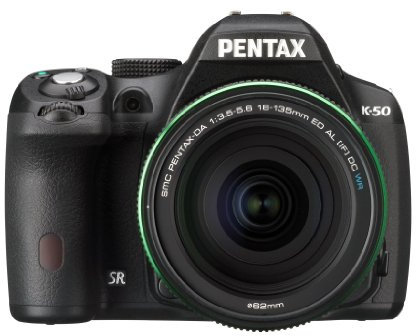 Pentax K-50 Fotocamera e Obiettivo DA-L 18-135 WR, Sensore CMOS APS-C da 16,49 Megapixel, Display LCD da 3”, Video Full HD, Nero