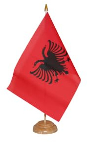 Flaggenfritze Tischflagge Albanien 15 x 22 cm, albanische Flagge, reißfestes Polyester, farbintensiver Siebdruck, Fahne mit Holzsockel