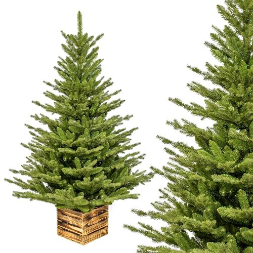 Premium Künstlicher Weihnachtsbaum 210 cm I Künstlicher Tannenbaum mit Holzkisten-Ständer I Zweige Imitieren Echten Baum I Mix aus Spritzguss & PVC I Dichte Nadeln I Tasche Inklusive I Made in EU