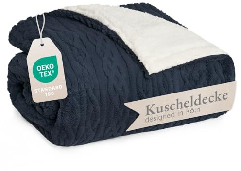 Blumtal Kuscheldecke 220x240 cm mit Zopfstrick-Optik - Oeko-TEX zertifizierte Mikrofaser Fleecedecke mit weicher Sherpa-Innenseite - Kuscheldecke flauschig - Dicke Sofa Decken in Dunkelblau und Weiß