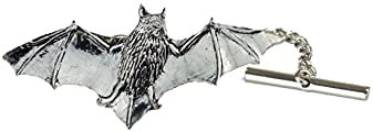 A34 Fledermaus aus feinem englischen Zinn auf einer Krawattennadel mit Kette.