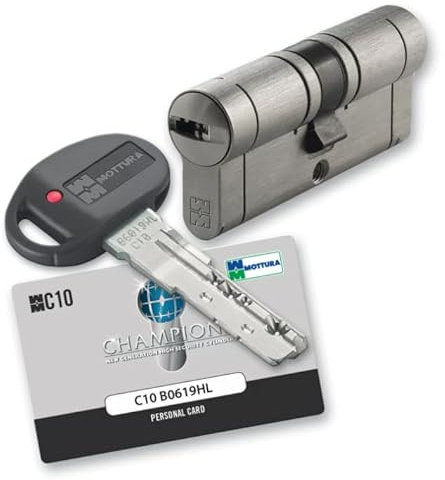CILINDRO MOTTURA NIKEL SATINATO CHIAVE-CHIAVE Con 3 chiavi, 1 tessera di proprietà, 1 vite di fissaggio.Resistenza al picking e al bumping certificata CHAMPIONS® C10 (B=31 mm. C=46 mm. A=77 mm.)