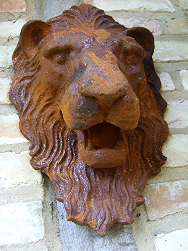 Antikas Löwenkopf - gewaltiger Löwe als beeindruckende Wanddekoration und Wasserspeier