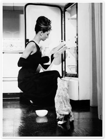 Posterlounge Frühstück bei Tiffany, Audrey am Kühlschrank Poster | 30 x 40 cm Schwarz-Weiß Wandbilder Wanddeko