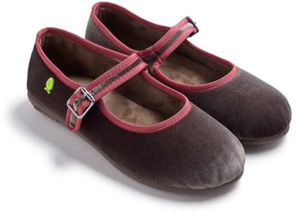 HOT POTATOES Zapatilla de casa tipo bailarina para mujer terciopelo Taupe y cierre de hebilla. Forro y plantilla de textil aportando un extra de confort. Plantilla extraíble, suela flexible y ligera.