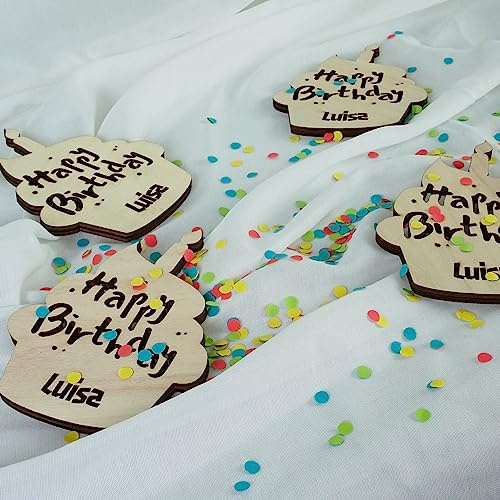 Namofactur personalisierte Happy-Birthday-Tischdeko aus Holz mit Namen | Mit Wunschname gestaltet, einfach aufstellbar und wiederverwendbar – für Festtafel, Buffet oder Geschenketisch.