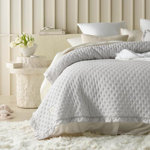 ROOM99 Molly Elegante Tagesdecke in Hellgrau 240 x 260 cm Vielseitige Wohndecke als Bettüberwurf oder Sofaüberwurf Überwurfdecke für Bett und Sofa Steppdecke Stil Ideal als Bedspread