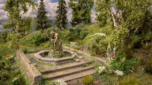 NOCH Vergessener Ort „Brunnen“, handkoloriertes Modell, 12,8 x 9,3 cm für TT Maßstab, mit Statue und Bäumen