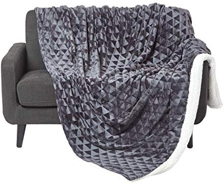 Homescapes Samt Kuscheldecke dunkelgrau 160x200 cm, Sherpa Fleece Wohndecke Felloptik, graue Tagesdecke geometrisch Gemustert