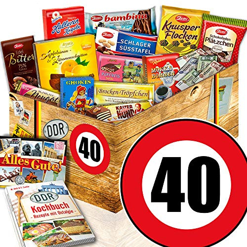 Geschenkset 40. Geburtstag - DDR Korb Ostalgie Schokolade & Kochbuch | Präsentkorb mit 14 Ostprodukten wie Schlager Süßtafel und Halloren Kugeln, inkl. DDR Kochbuch im A6 Format für Ost-Fans
