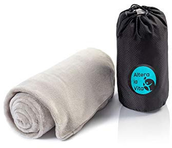 ALTERA LA VITA Reise-Decke, Kuscheldecke aus Fleece - warm und weich - gut komprimierbar mit Tasche - 150x130 cm - für Reisen mit Flugzeug, Bahn oder Auto, für Outdoor oder Camping