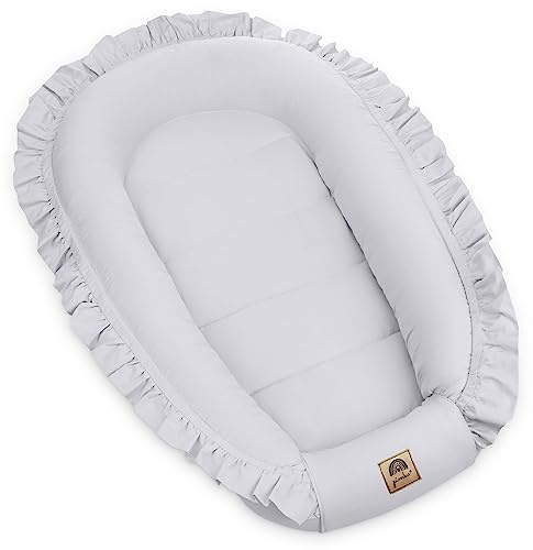PIMKO Babynest mit rüschen Babynestchen für Baby Kuschelnest Babykokon für Säuglinge und Neugeborene 100% Baumwolle Nestchen geeignet für Zuhause 55 x 90 cm (Grau mit Klappe)