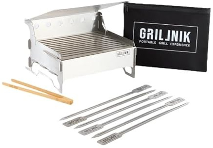 GRILLNIK Holzkohlegrill M aus Edelstahl – Campinggrill 25 x 30 cm tragbar & kompakt, 3 mm AISI 304, Schnellzündung, inkl 6 Spieße, Bambuszange & Tragetasche, wetterfest Outdoor BBQ