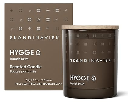 Hygge Doftljus med lock 65g - Doftnoter: Svart te, mintblad, torkade äpplen och bakad kanel. Naturliga ingredienser och vegansk.