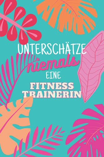Unterschätze niemals eine Fitnesstrainerin: Notizbuch inkl. Kalender 2022 | Das perfekte Geschenk für Frauen, die sich mit Fitness auskennen | Geschenkidee | Geschenke