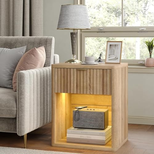 FUSOU Nachttisch mit LED Beleuchtung & Steckdosen/USB, Schmaler Nachtschrank mit Schublade, Hochschrank mit großem Stauraum für kleine Räume, Beistelltisch für Schlafzimmer, Eiche
