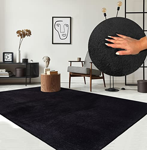 the carpet Relax Moderner Flauschiger Kurzflor Teppich, Anti-Rutsch Unterseite, Waschbar bis 30 Grad, Super Soft, Felloptik, Schwarz, 140 x 200 cm