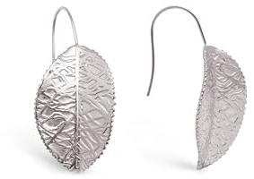 SINGULARU - Pendientes Hoja. Acero con Acabado en Baño Oro de 18Kt. Motivo y con Cierre Colgante. Joyas para Mujer