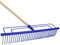 KADAX Râteau en métal, râteau à copeaux longs, large râteau à tête renforcée, râteau de jardin à long manche en bois, outil de jardin robuste, râteau à gazon (32 dents, bleu)