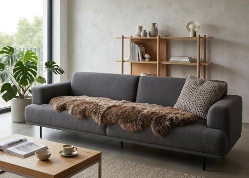 Kuhfelle Online & Nomad Island LAMMFELL Teppich DOPPELFELL 170 x 50 cm BETTVORLEGER KURZWOLLIG Fell Teppich AUS 2 ECHTEN Island LAMMFELLEN (Braun)