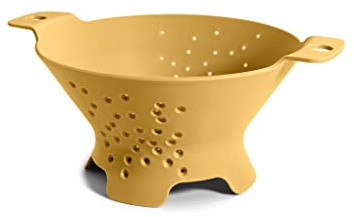 Blim Plus Scolapasta Cosmo diametro 25cm giallo opaco (Desert) in plastica 100% riciclabile, Non Tossico, Lavabile in Lavastoviglie, Impugnatura Ergonomica, 4 piedini d’appoggio, fori svasati