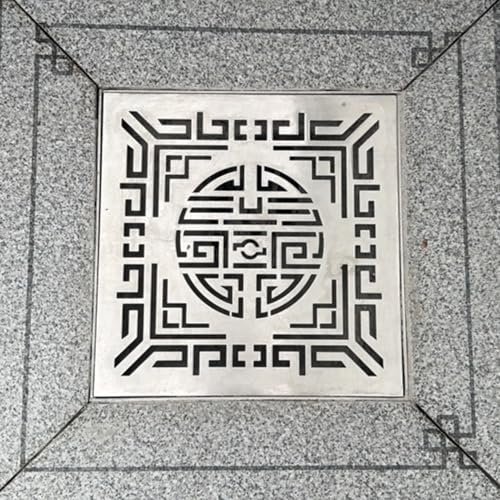 Strapazierfähige Abflussabdeckung für den Außenbereich, anpassbarer quadratischer Metallgitter, Schnellabflussabdeckung für Garten, abnehmbar, 20 cm x 20 cm, um Schmutz zu blockieren