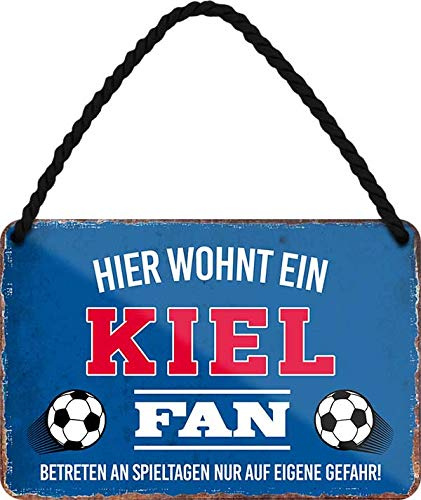 Blechschilder HIER WOHNT EIN Kiel Fan Hängeschild für Fußball Begeisterte Deko Artikel Schild Geschenkidee 18x12 cm