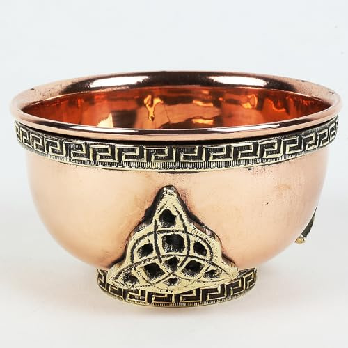 Indiska avsändare litet altare häxkonst servering, erbjuder eller smetar ut koppar mässingsskål (Triquetra)
