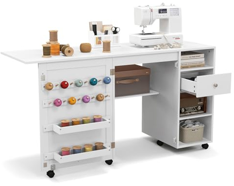 COSTWAY Table de Couture Pliante, Meuble Machine à Coudre avec 4 Compartiments Ouverts et 1 Tiroir de Rangement, 18 Rangées de Bâtonnets, 2 Plateaux de Rangement, roulettes Verrouillables, Blanc