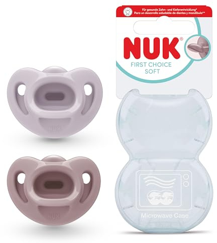 NUK First Choice mjuka nappflaskor för spädbarn | 0-6 månader | Ortodontiska nappar gjorda av supermjuk 100% silikon | 95% acceptans hos spädbarn** | Lila & Röd | 2 stycken