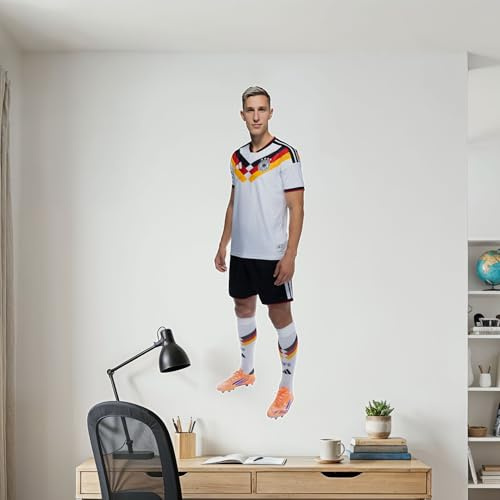 K&L Wall Art Wandtattoo DFB Spieler WM 2026 | Fußball-Wandsticker Nationalmannschaft | Offizielles Lizenzprodukt (24x70 cm, DFB, Nico Schlotterbeck)