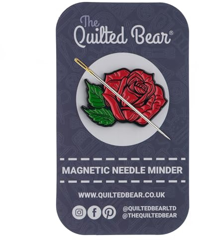 The Quilted Bear Nadelmagnet aus Emaille (Needle Minder), Rose | Magnetischer Nadelhalter mit abnehmbarer Rückseite, hält Näh-, Stick- & Kreuzstichnadeln sicher am Stoff griffbereit