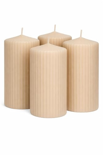Geriffelte Stumpenkerzen 4er Set durchgefärbt 130x70 mm – Premium Rillenkerzen Made in Germany – 61h Brenndauer – Moderne Deko Kerzen für Adventskranz & Tischdeko (Sahara - Beiege)
