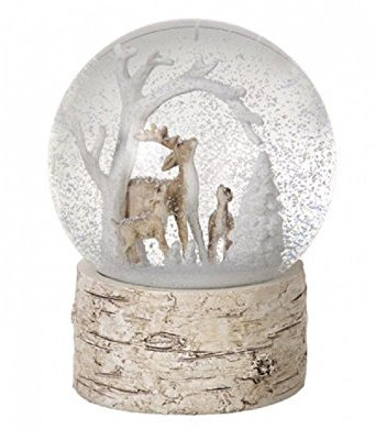 Palla di vetro natalizia con neve e alce, bellissima scena invernale su base effetto legno